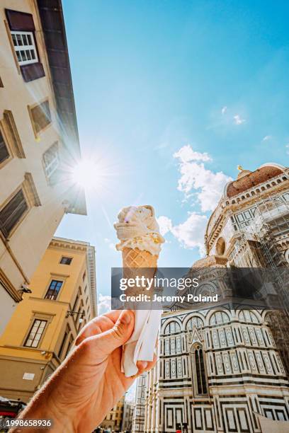 cono de helado de helado dulce en florencia, italia en la catedral de santa maría del fiore en florencia, italia - gelato fotografías e imágenes de stock