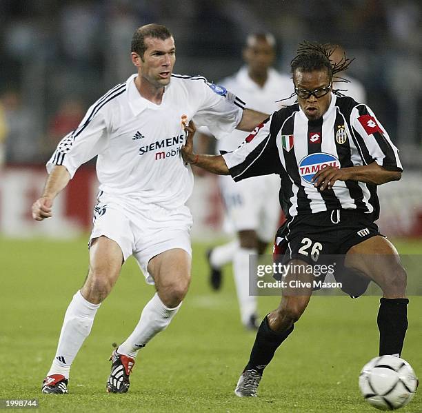 Edgar Davids of Juventus holds off a challenge from Zinedine Zidane of Real Madrid during the UEFA Champions League semi final second leg match...