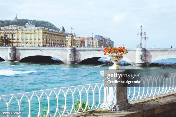 urumea river and santa catalina bridge - ornamentado photos et images de collection