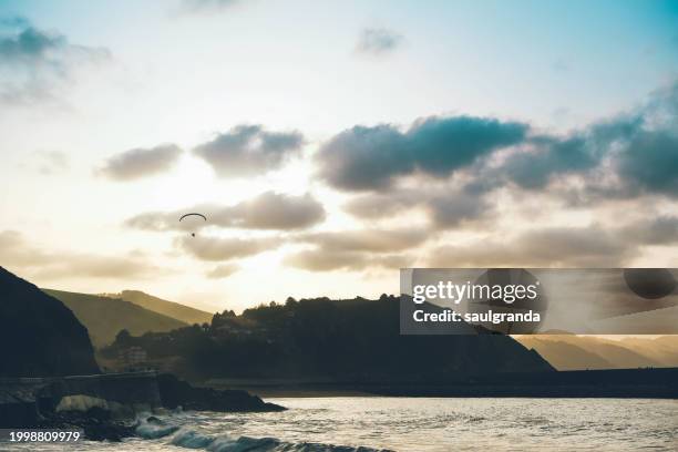 basque coast at sunset - paisaje escénico stock-fotos und bilder