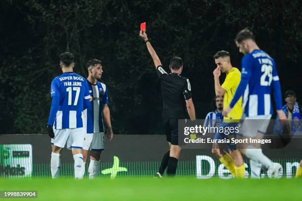 Referee Nuno Almeida shows a red card for Fábio Cardoso of FC Porto during Liga Portugal Betclic match between FC Arouca and Porto at Estádio...