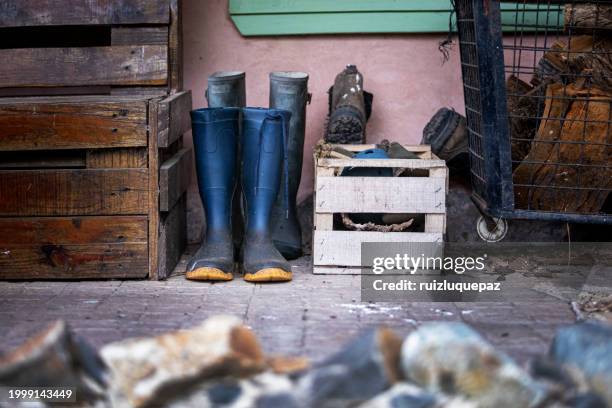 entrance to a rural house - rubberlaars stockfoto's en -beelden