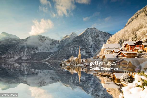 the snow covered village of hallstatt in the austrian alps - austria fotografías e imágenes de stock