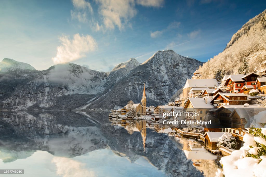 Il villaggio innevato di Hallstatt nelle Alpi austriache