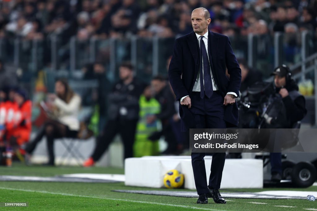 Juventus fans jeer their own players and rally behind the coach