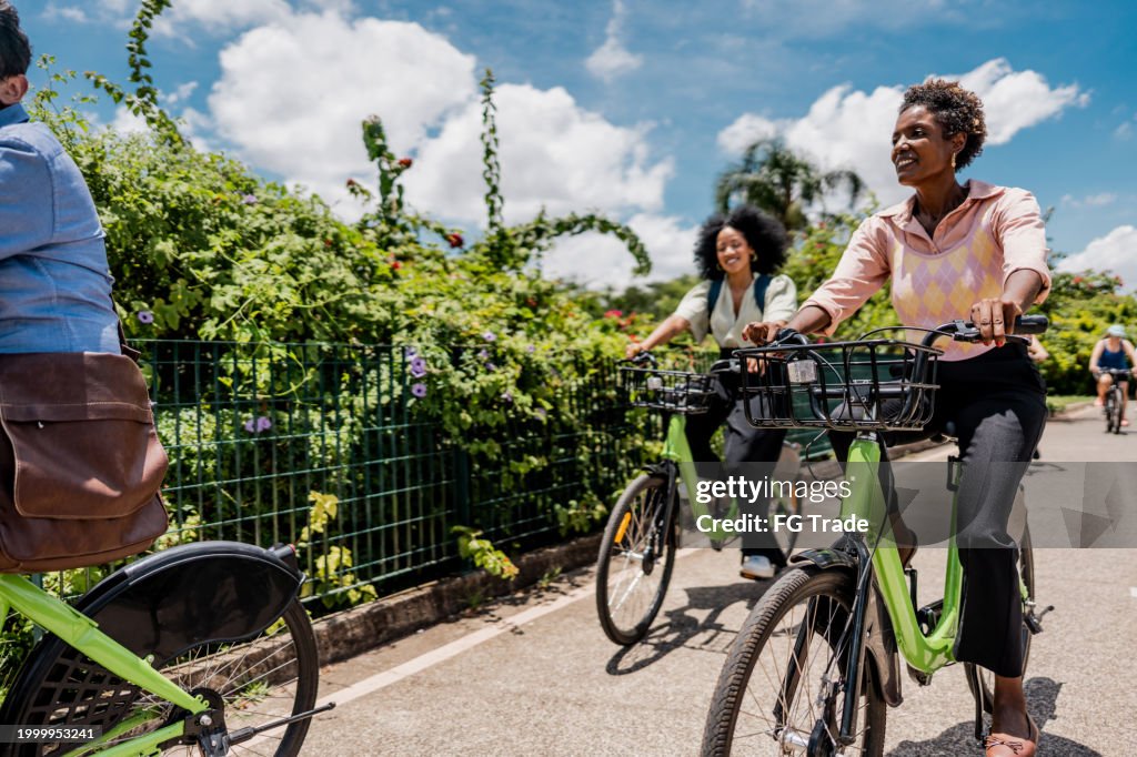 Colleghi in sella a una bicicletta al parco pubblico