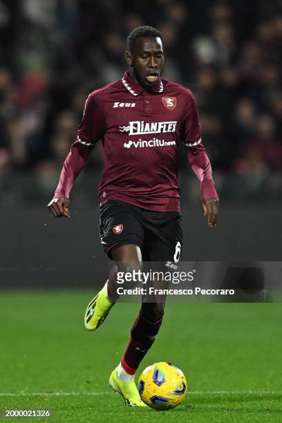 Junior Sambia of US Salernitana drives the ball during the Serie A TIM match between US Salernitana and Empoli FC - Serie A TIM at Stadio Arechi on...