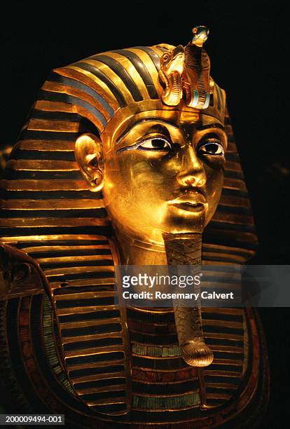 golden death mask of tutankhamun - ancient egyptian culture stock-fotos und bilder