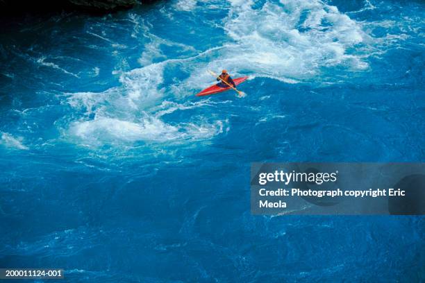 man kayaking in rapids, elevated view - stroomversnelling stockfoto's en -beelden