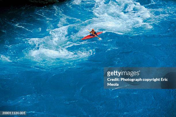man kayaking in rapids, elevated view - torrent 個照片及圖片檔