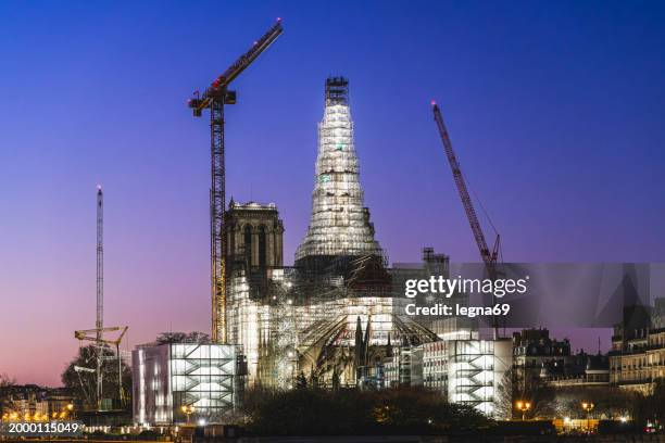 ricostruzione della guglia di notre dame de paris, dopo l'incendio del 15 aprile 2019 - cattedrale di notre dame parigi foto e immagini stock