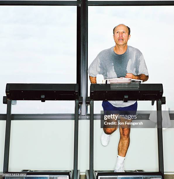 man running on treadmill - run shirt stock-fotos und bilder