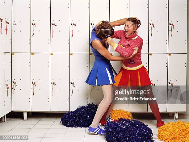 two cheerleaders in locker room fighting - se battre photos et images de collection