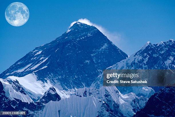nepal, himalayan range, mount everest and moon - mount everest foto e immagini stock