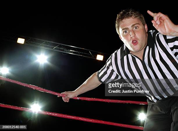 wrestling referee counting - referee photos et images de collection