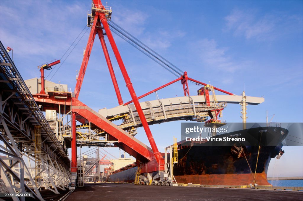 Preloading Ship Bulk Commodity Ship Loading Petroleum Coke At Dockside Foto stock ...