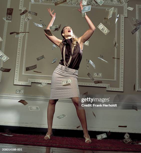 woman surrounded by falling banknotes - mujer feliz sola 30 35 fotografías e imágenes de stock