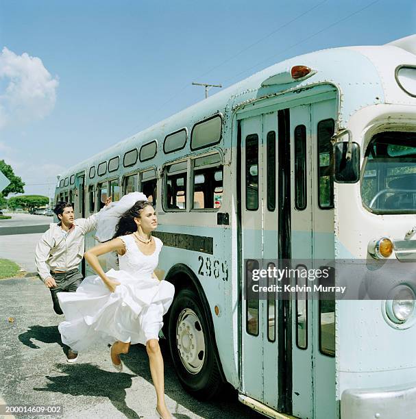 bride and young man running to catch bus - red couple stockfoto's en -beelden
