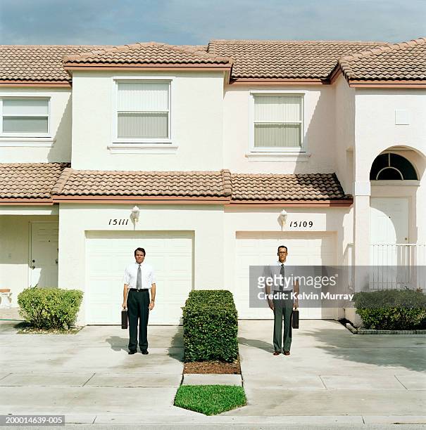 two businessmen standing outside houses - trabalho fastidioso - fotografias e filmes do acervo
