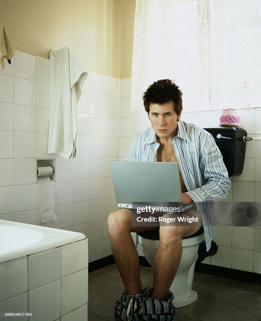Мужчина сидит в туалете. Мужик с ноутбуком на унитазе. Мужик с ноутом на туалете.