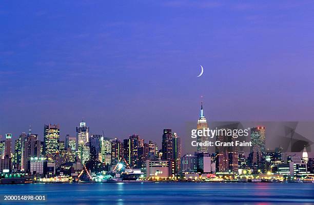 usa, new york city, skyline at dusk - new york skyline nacht stock-fotos und bilder