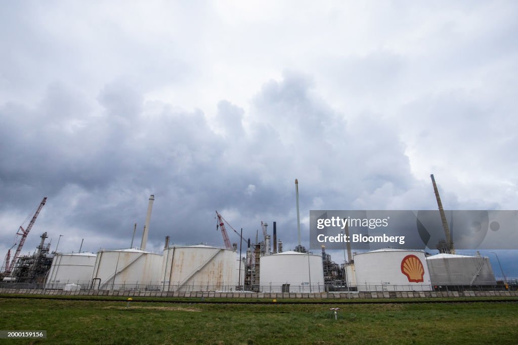 Shell Refinary Oil storage silos at the Shell Plc Pernis refinery in Rotterdam ...
