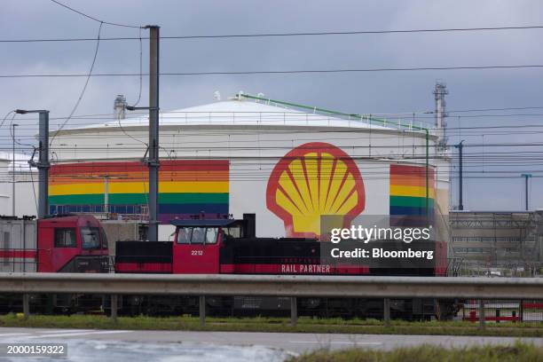Shell Refinary 77 Pernis Refinery Stock Photos, High-Res Pictures, and Images - Getty ...