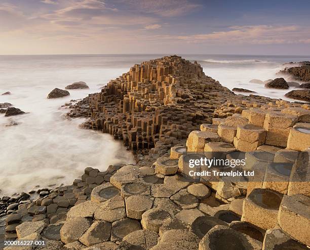 northern ireland, county antrim, giant's causeway, basalt formations - giant's causeway stockfoto's en -beelden