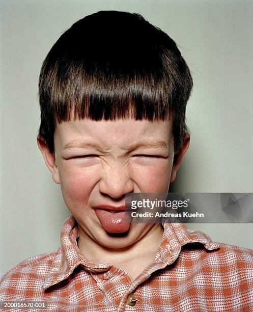 boy (4-6) making faces, close-up - offensive stockfoto's en -beelden