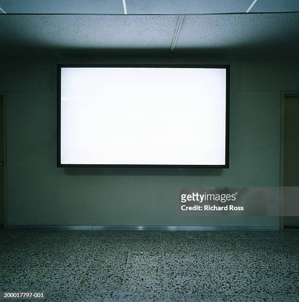 blank screen on wall in empty room - projection screen stock pictures, royalty-free photos & images