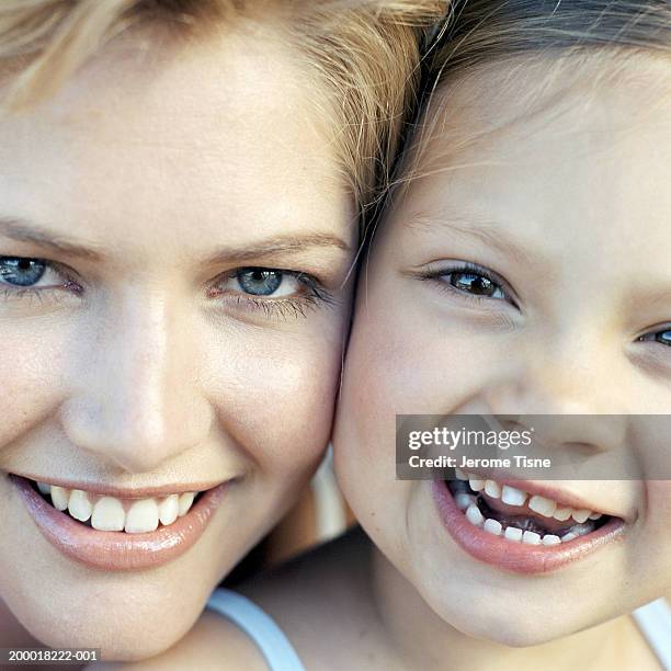 mother and daughter (4-6), portrait, close-up - guancia a guancia foto e immagini stock