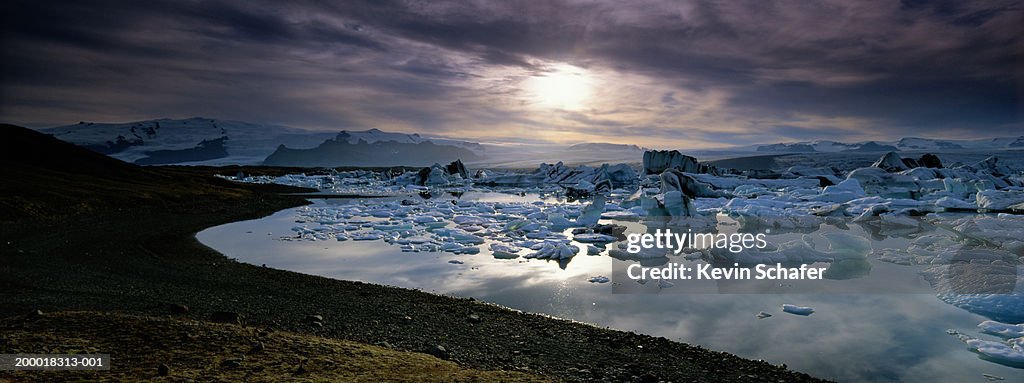 Iceland, Vatnajokull, Glacier Icebergs in Jokulsarlon lagoon