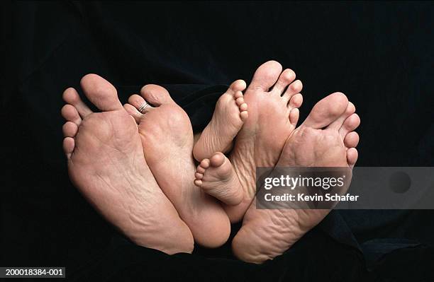 three pairs of bare feet, close-up - male feet soles 個照片及圖片檔