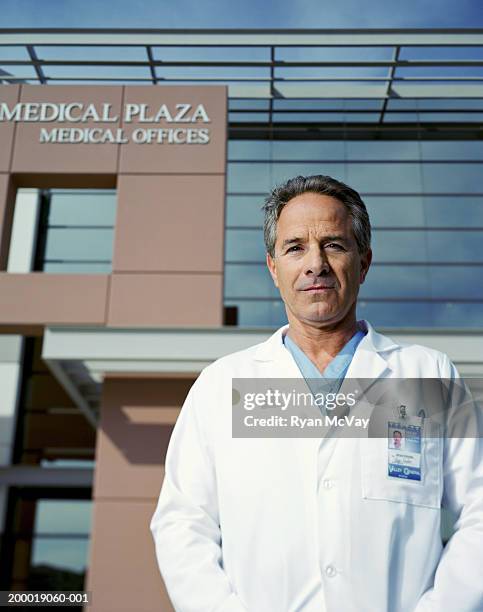 Doctor Building Doctor Outside Building Photos and Premium High Res Pictures - Getty Images