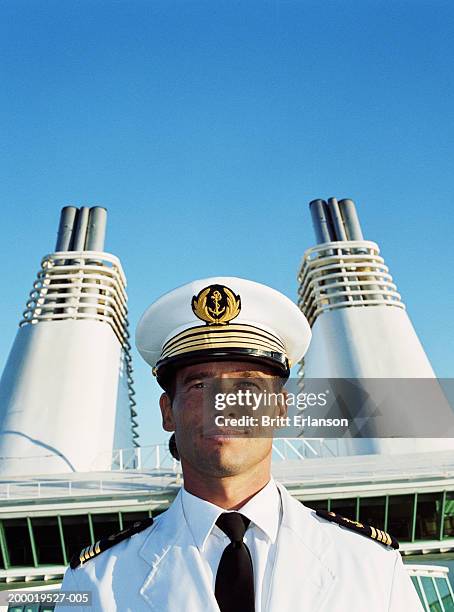 captain on ship, close-up - capitaine de bateau photos et images de collection