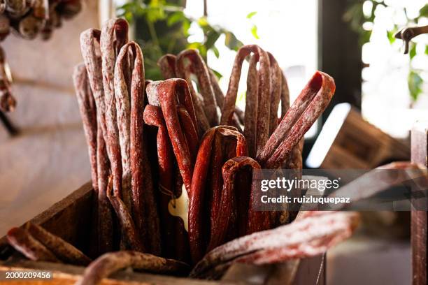 chorizo-würstchen, die in einer wurstwaren an haken hängen - aufschnitt wurst stock-fotos und bilder