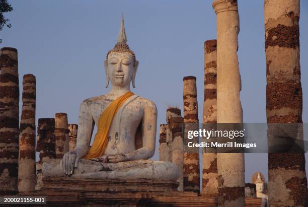 buddha surrounded by wooden posts - wat phra mahathat stock pictures, royalty-free photos & images