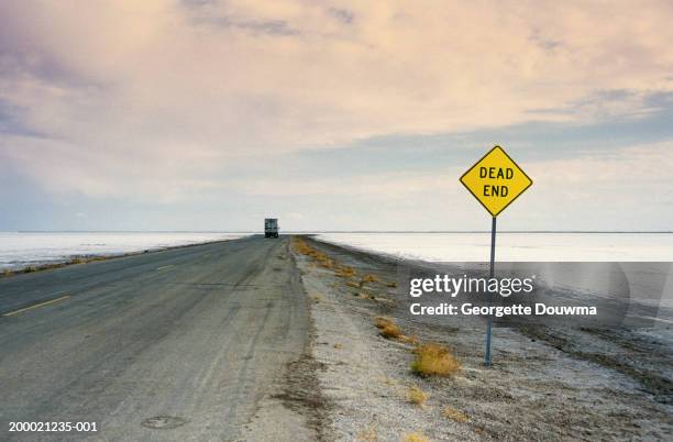 'dead end' sign at side of road passing between salt flats - señal de calle sin salida fotografías e imágenes de stock