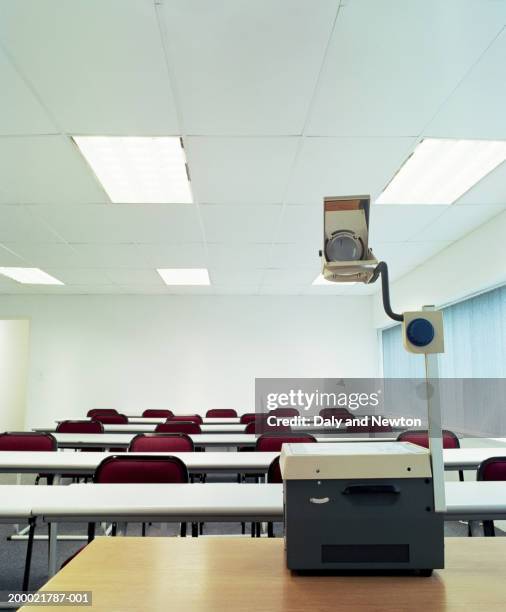 overhead projector on desk in empty presentation room - overheadprojektor stock-fotos und bilder