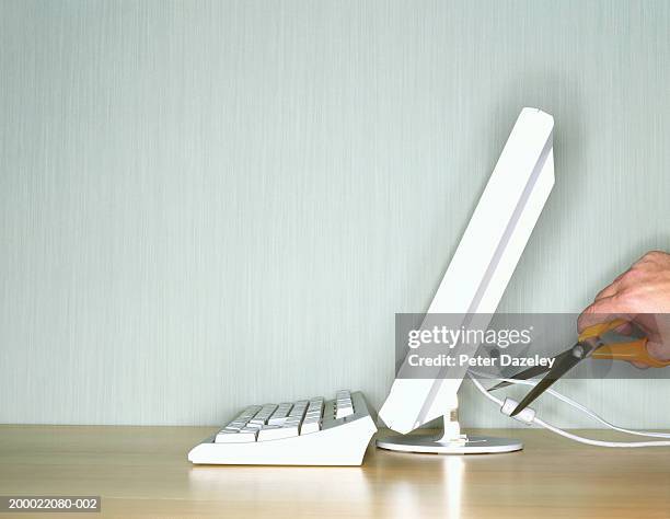 man cutting computer cable - man cutting wire stockfoto's en -beelden