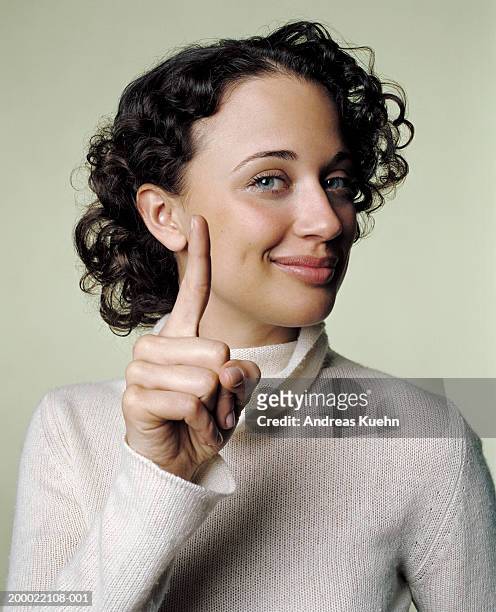 young woman pointing finger - apontando sinal manual - fotografias e filmes do acervo