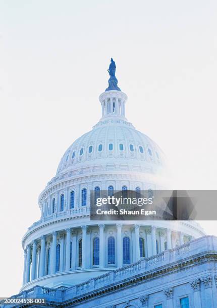 usa, washington dc, sun shining behind the capitol, close-up - government building stock-fotos und bilder