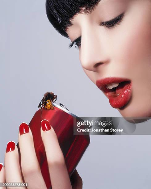 young woman looking at wasp on drinks can, close-up - blank can stockfoto's en -beelden