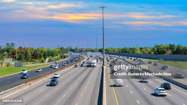 highway 401 traffic - toronto highway stock pictures, royalty-free photos & images