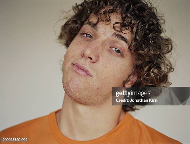 young man, close-up, portrait - selbstzufrieden stock-fotos und bilder
