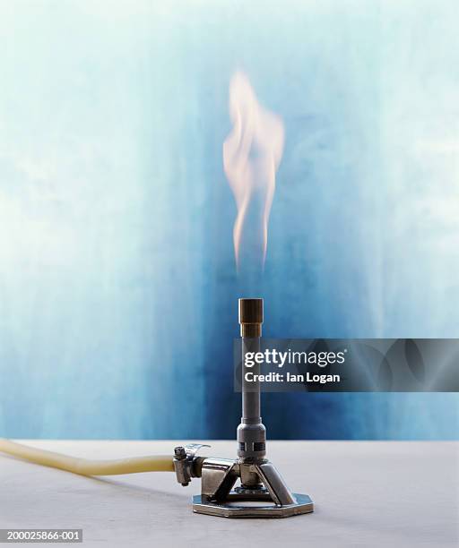 bunsen burner producing flame - bunsen burner stockfoto's en -beelden