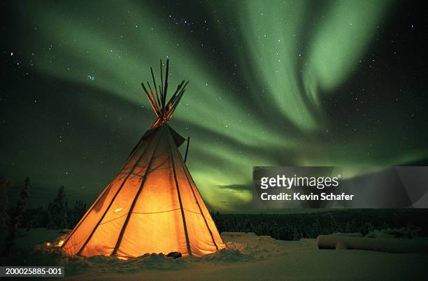canada, northern lights (aurora borealis) - teepee photos et images de collection