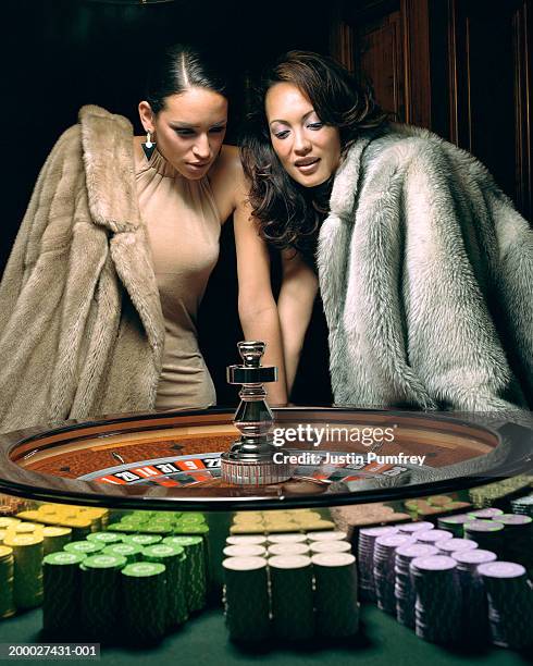 two young women at roulette wheel - roleta, jogos - fotografias e filmes do acervo