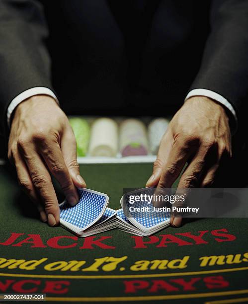 croupier shuffling cards, close-up - casino dealer stockfoto's en -beelden