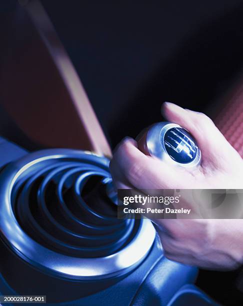 man shifting gear stick, close-up (blurred motion) - levier de vitesse photos et images de collection